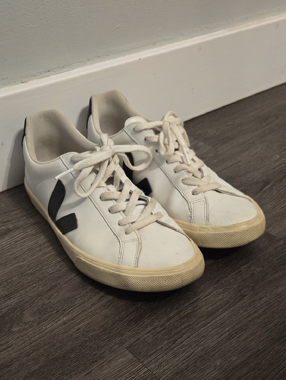 Veja Esplar Size 9 White With black